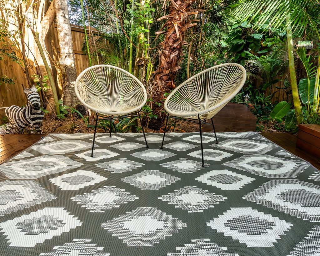 How To Choose The Right Outdoor Rug For Your House2